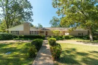 The Brady Bunch House: 6 Bedrooms / 4 Bathrooms / Game Room and Screened Porch!