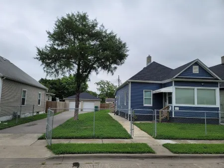 The Blue House near Frank Holten State Park / Golf /Lighthouse Restaurant