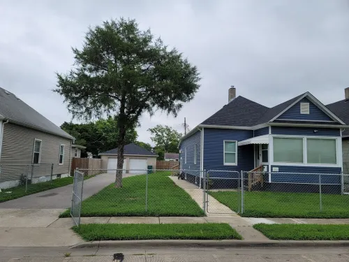 The Blue House near Frank Holten State Park / Golf /Lighthouse Restaurant
