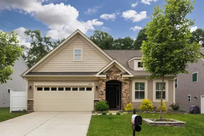 Cozy quiet spacious. Close to airport