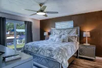 Waterfront 5Br Luxury Home – Pool, Spa, Boat Lift, Putting Green, Fire Pit - balcony