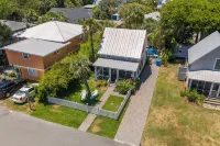 COTTAGE WITH PRIVATE POOL TWO BLOCKS TO BEACH