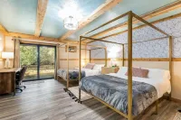 Cabin on Peaceful creek w/ hot tub, sauna, firepit- minutes from Hurricane Ridge