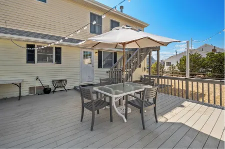 Original Cape set between the Beach and the Bay