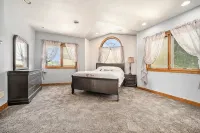 Charming Waterfront 4-bedroom house with AC and WiFi with Amazing Views!