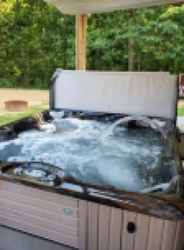 Getaway in the country/Beautiful Parke County/Large hot tub  and much more! 帕克縣酒店