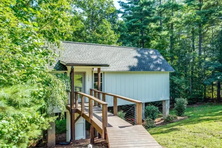 Tree-Top 1-Bed Cottage, 3.5 miles to Downtown Hendersonville