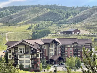 Newly Updated Ski-In/Ski-Out Condo w/ Hot Tub!