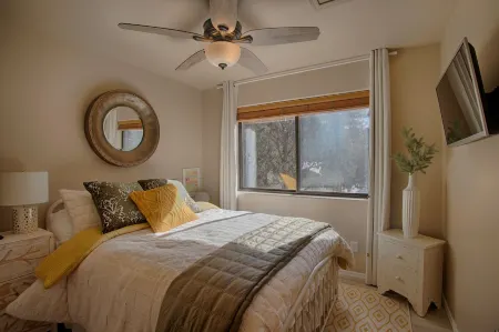 The Cabbage in Bison Ridge is minutes away from dining, hiking, and snow skiing.