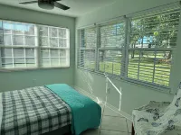 Florida style home walking distance to Barefoot Beach