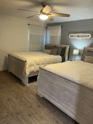 Home Sweet Vacation Home Sleeps 6 close to Shops & Restaurants High Speed Wi Fi
