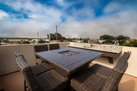 2021 4BR/4BA Beach House with Rooftop Bar Firepit Отели рядом с достопримечательностью «Писмо Стейт Бич»