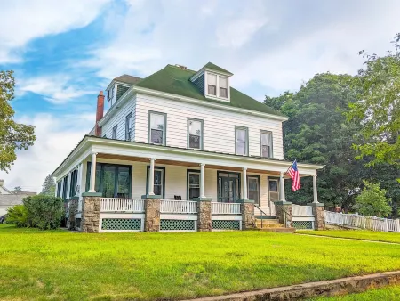 Expansive Victorian close to Saratoga Springs and Lake George