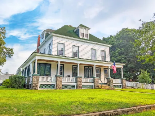 Expansive Victorian close to Saratoga Springs and Lake George
