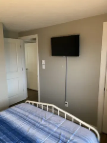 Quaint recently renovated house walking distance to  Lake Shore Park.