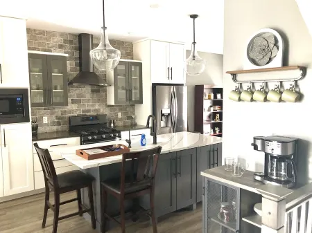 Stylish & Central Townhome-Perfect for Groups!