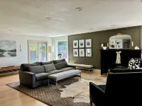 The Treehouse: Spacious Retreat with Theater Room, Fire Pit & Mountain Views