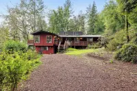 Russian River Retreat with Hot Tub, BBQ, & Deck