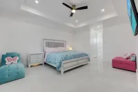 Villa Isla de Lilly - Luxury New Home with heated pool & man cave w/ billiards