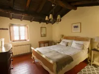 Stunning hilltop Tuscan farmhouse.  Private pool with spectacular views. Các khách sạn ở Barga