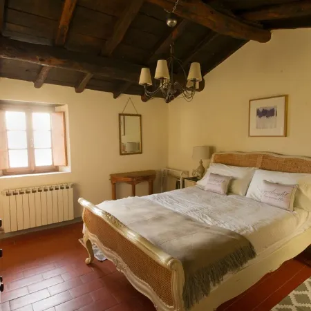 Stunning hilltop Tuscan farmhouse. Private pool with spectacular views.