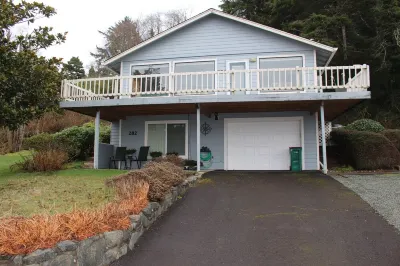 EASY STREET HIDEAWAY:  Family Friendly with Quick Access to Rockaway Beach!