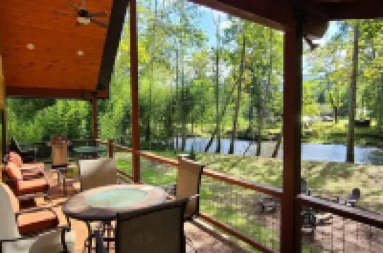 Amazing RIVERFRONT Cabin.