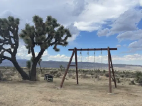 Jasper Glow 2BR Stargaze 4 Acres near Joshua Tree Ev Charger Hot Tub Swing Set Hotels in Yucca Valley