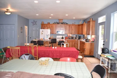 Large Family Friendly House on the Santiam River w/ Hobbit Door!