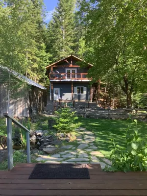 Gorgeous Guest House, Mature Setting, 1 Minute to the Lake.