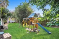 Charming 3-bedroom historic cottage in Bay Saint Louis with public beach access