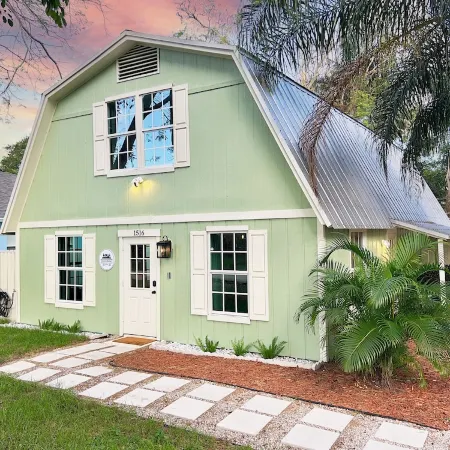 Vero Beach Gem: Pool, Game Room, King Beds, minutes to the beaches...