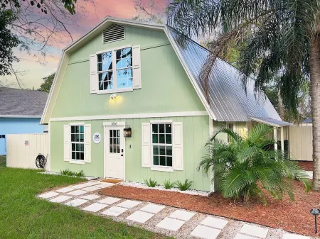 Vero Beach Gem: Pool, Game Room, King Beds, minutes to the beaches...