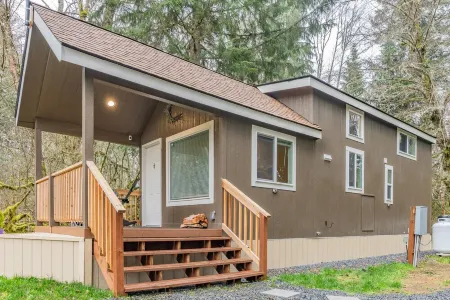 Cozy Tiny Home w/Hot tub and firepit close to Mt. Rainer Nat.Park & Restaurants