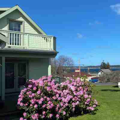 LoveJoy Cottage in quaint historic Coupeville. views of Penn Cove - Pet friendly Hotel Exterior