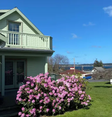LoveJoy Cottage in quaint historic Coupeville. views of Penn Cove - Pet friendly Hotels in der Nähe von Island county Historical society Museum