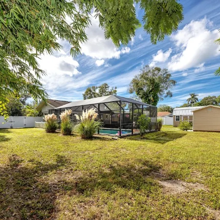 Florida nest - summer house with heated swimming pool. Pet friendly.