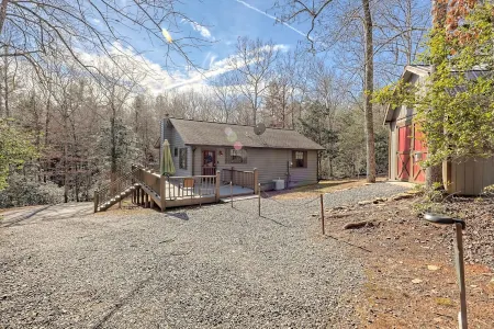 Beary’s Den where Chic meets Country in this Cozy Cabin