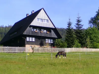 Vacation Apartment in Idyllic Forester's Lodge, Family-Friendly, Dogs Welcome Hotels in der Nähe von Schwimmbad Montana Badezentrum