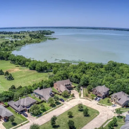 Lovely Lakeside Living