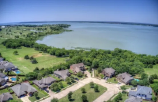 Lovely Lakeside Living