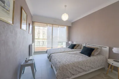 Magnificent 1st line apartment.50 m from the beach.Ideal location.Private parking. Hotels near Plage des Abatilles