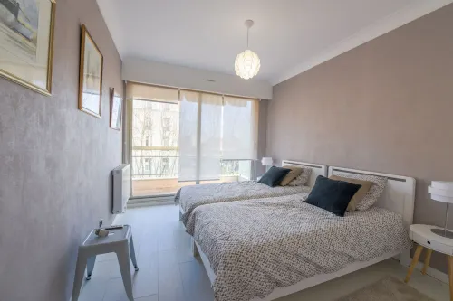 Magnificent 1st line apartment.50 m from the beach.Ideal location.Private parking.