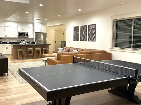 New Heber home near Park City. 7brm/5.5ba with hot tub, pickleball, sleeps 18.