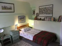 Old detached stone cottage in Shakespeare country Hotels in Alcester