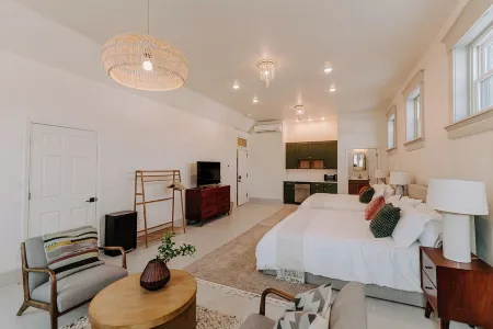 East Main Lofts - Boho 203 Отели в г. Мэдисон