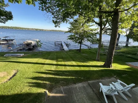 Pewaukee Lake House Rental: 4 Bedrooms, 2.5 Baths, Pier, Pontoon,Family Friendly Отели в г. Пеуоки