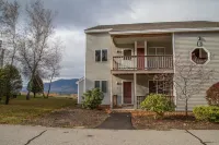 Sunny Condo w/ Outlet Shops, Expansive Mountain, Valley Views Near North Conway