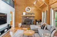 Our pondside cabin - a charming retreat with modern amenities near Wachusett Mtn Hotels in Westminster