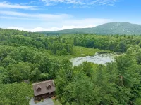 Our pondside cabin - a charming retreat with modern amenities near Wachusett Mtn